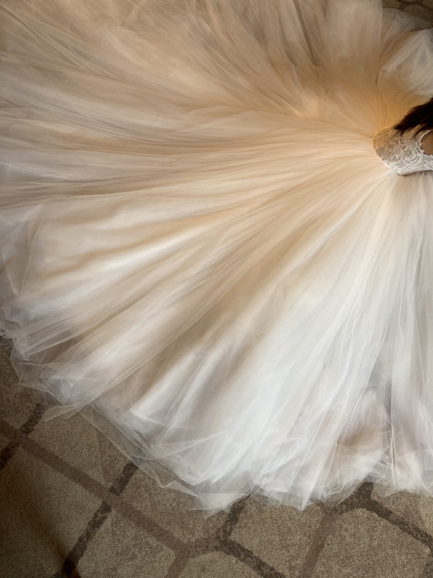 モニーク・ルイリエの、新作ウェディングドレスは前撮りに人気で、ウィズザスタイルでも大人可愛い雰囲気がぴったり