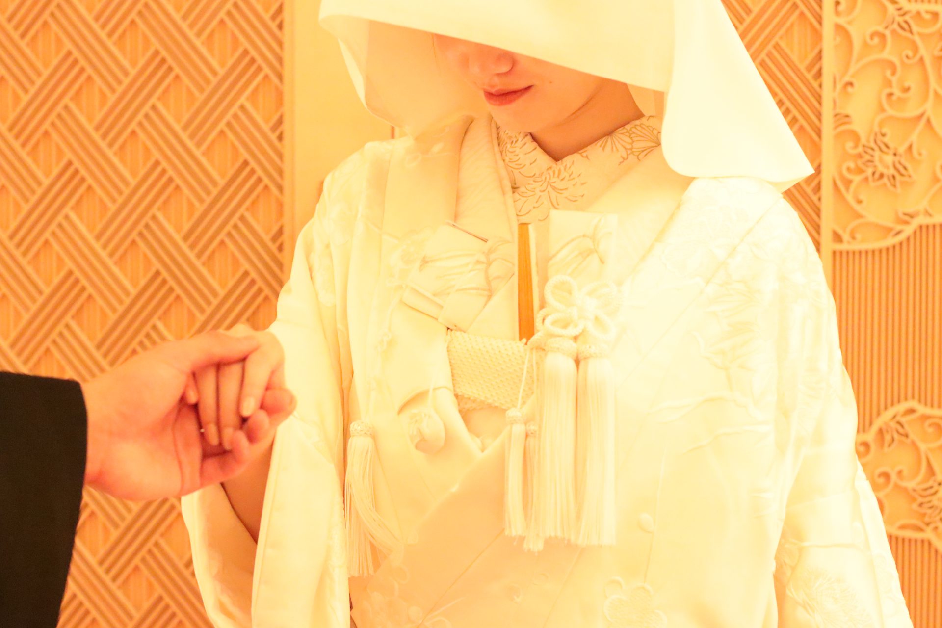 出雲大社の御霊を祀るパレスホテル東京の神殿で行う神前式には、ザ・トリート・ドレッシングの古典柄の刺繍が華やかに施された白無垢がよく合います