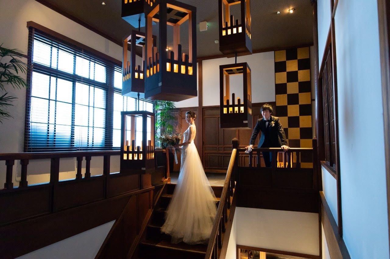 THE TREAT DRESSING長野店のスレンダーラインのウェディングドレスをお召しになりTHE FUJIYA GOHONJINの階段でバックスタイルの前撮り撮影をされたご新婦様