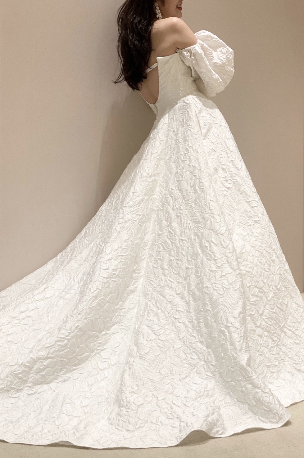 レラローズのパフスリーブ付きロマンティックなAラインのフラワーモチーフのウエディングドレス