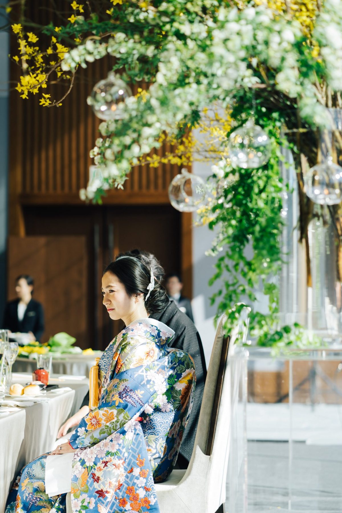 パレスホテル東京の提携ドレスショップ、ザ・トリート・ドレッシング アディション店でお選びになられた、青地に古典柄の色打掛をお色直しの衣裳として再入場されました