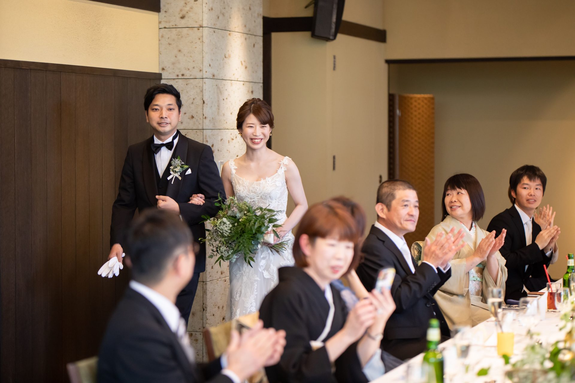 THE TREAT DRESSING名古屋店で人気の家族式や少人数のお式におすすめの柔らかなチュールとレースが美しいモニークルイリエのウエディングドレス