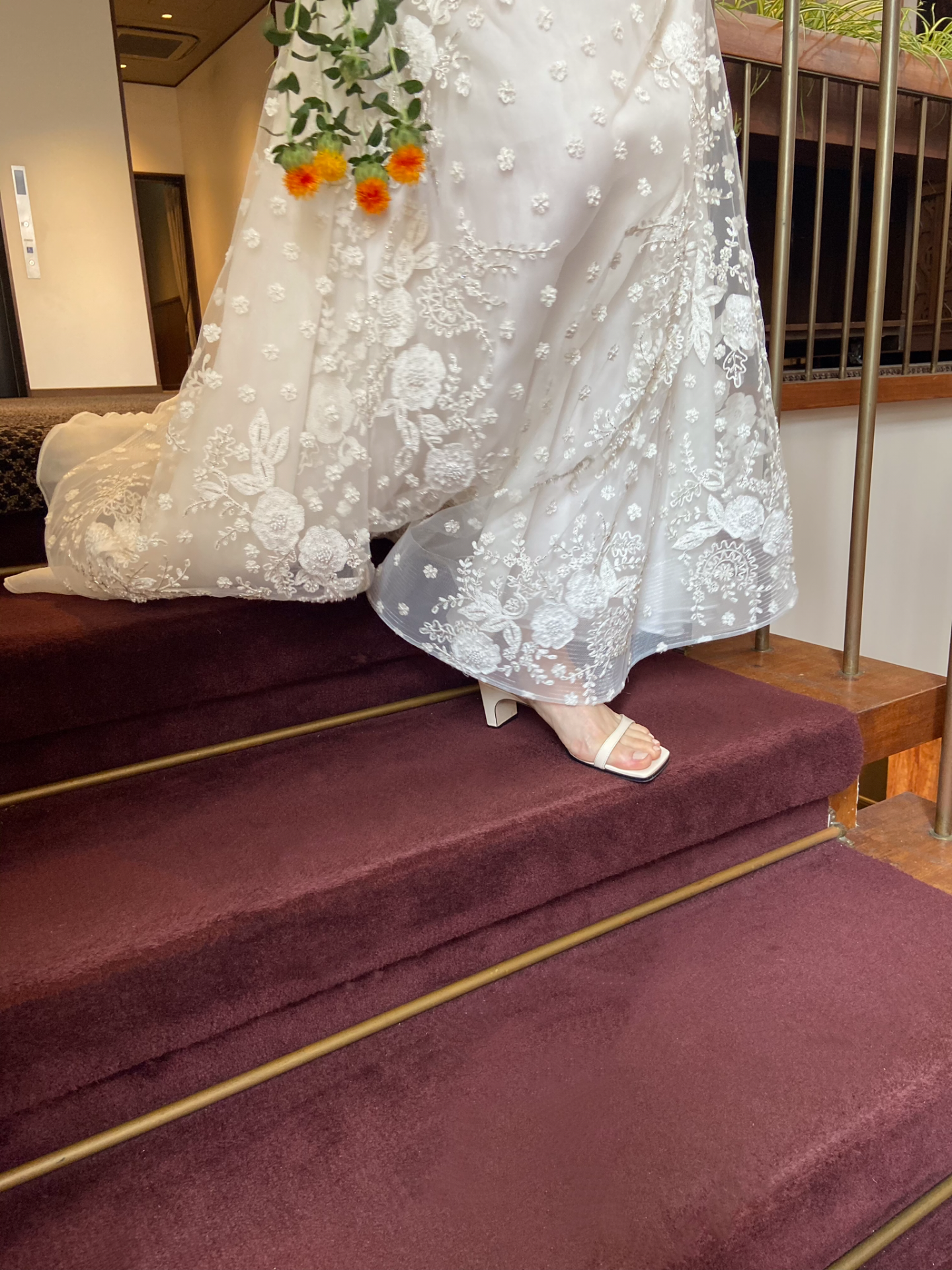ナイーム・カーンの総刺繍のAラインドレスに、真っ白のサンダルを合わせラフなパーティースタイルでご入場