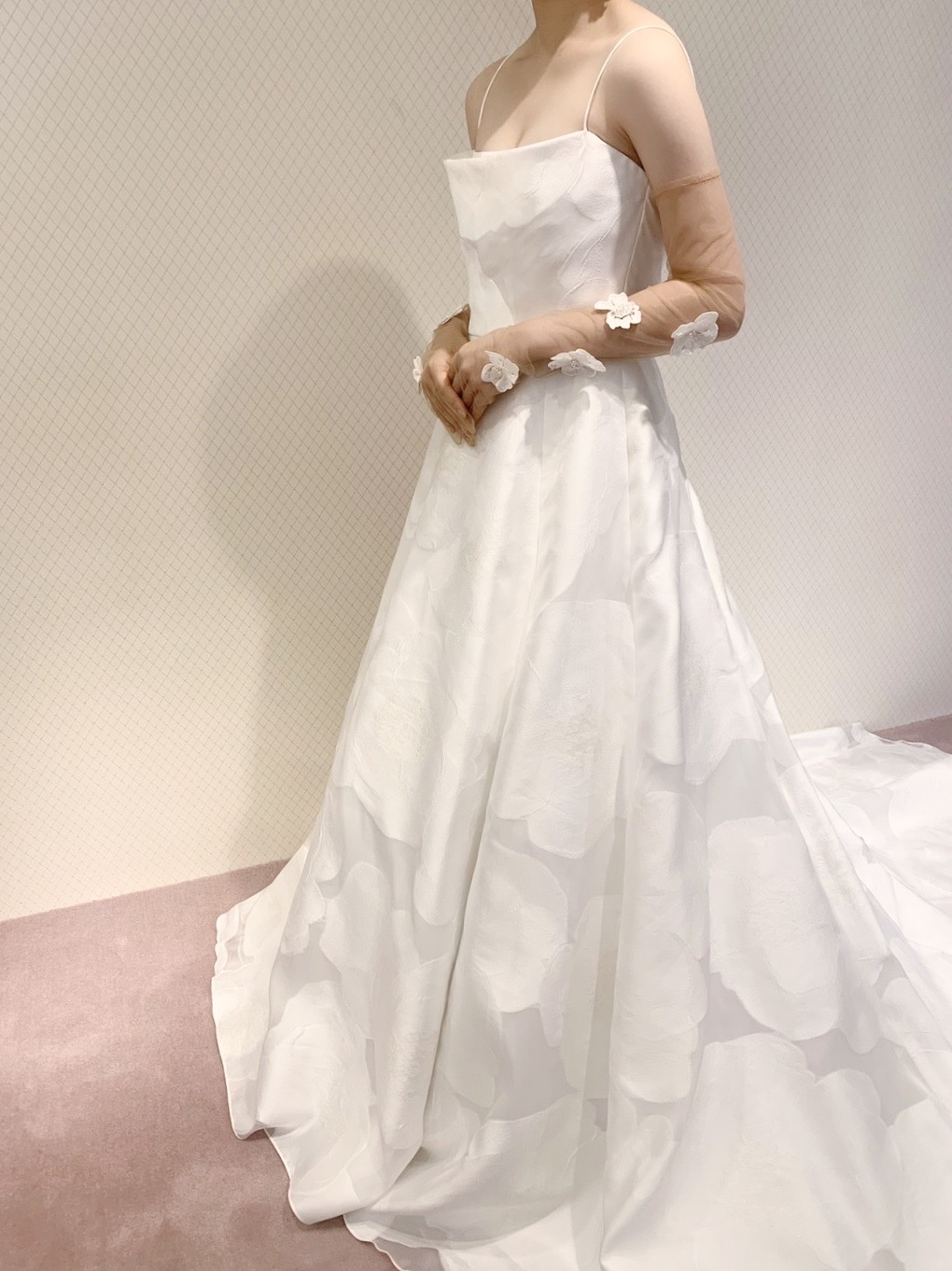 世界中の花嫁を彩るレラローズの新作ドレス