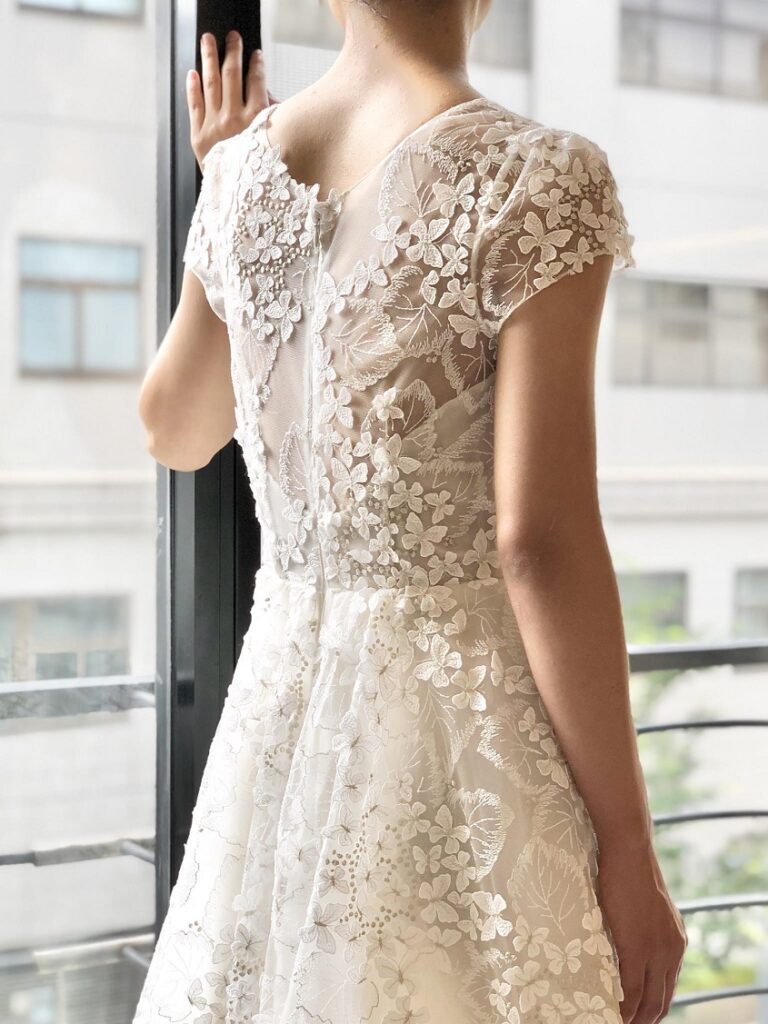 トレンドのボヘミアンスタイルのウェディングドレスはレストランウエディングやアットホームな結婚式にぴったり