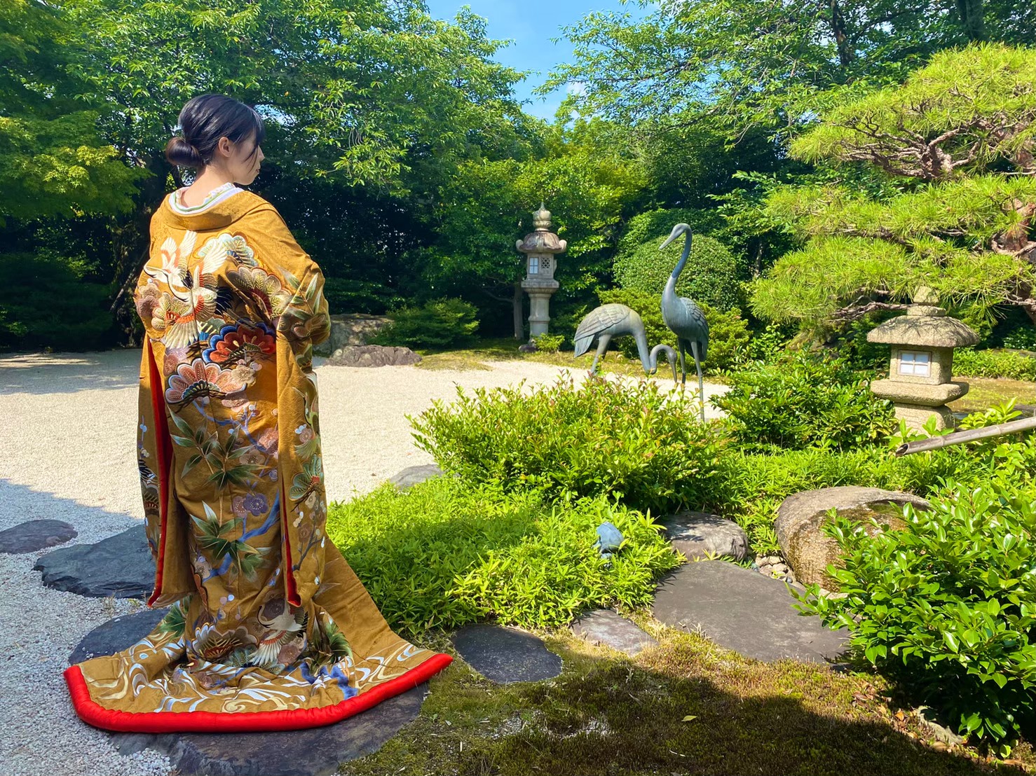 京都の和婚におすすめの日本庭園に映える古典柄と刺繍が美しいザ・トリート・ドレッシングのからし色の色打掛