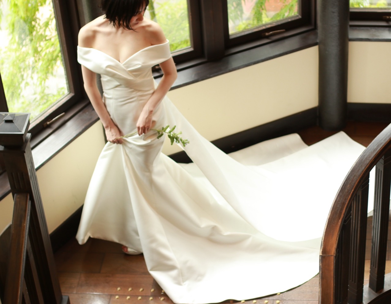 トリートドレッシング名古屋店がザ・カワブンナゴヤでお式をされる花嫁様におすすめしたいMonique Lhuillierのサテン生地のマーメイドラインのウエディングドレス