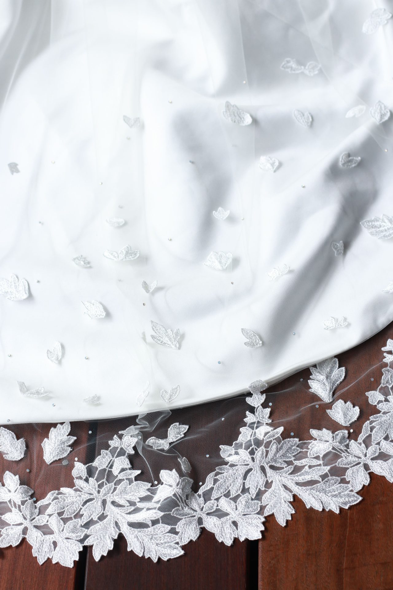トリートドレッシング名古屋店がザ・カワブンナゴヤでお式をされる花嫁様におすすめしたいMonique Lhuillierのサテン生地のマーメイドラインのウエディングドレス