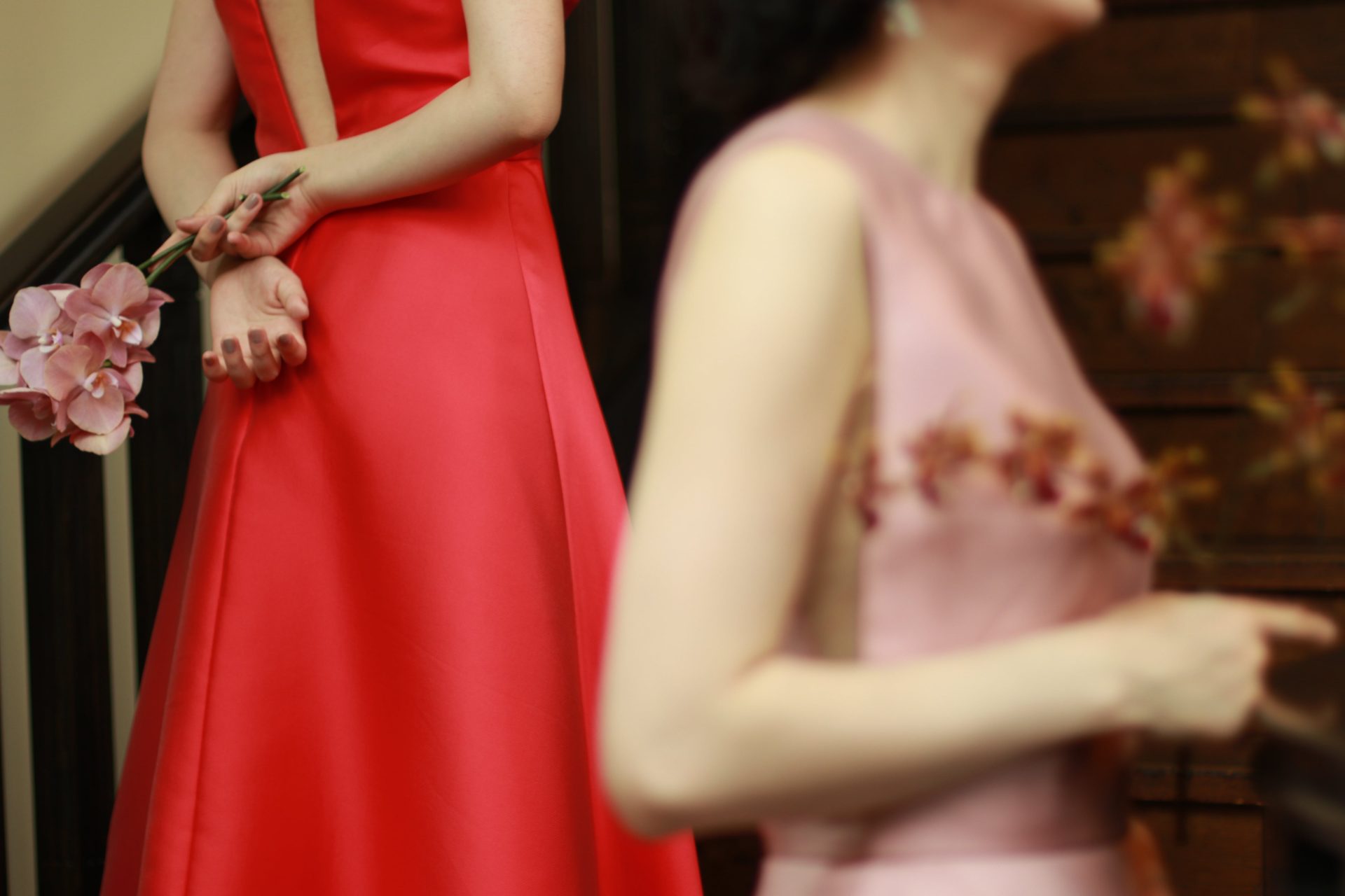 トリートドレッシング名古屋店で取り扱う光沢のあるサテンが綺麗なリームアクラの赤とピンクのAラインドレス