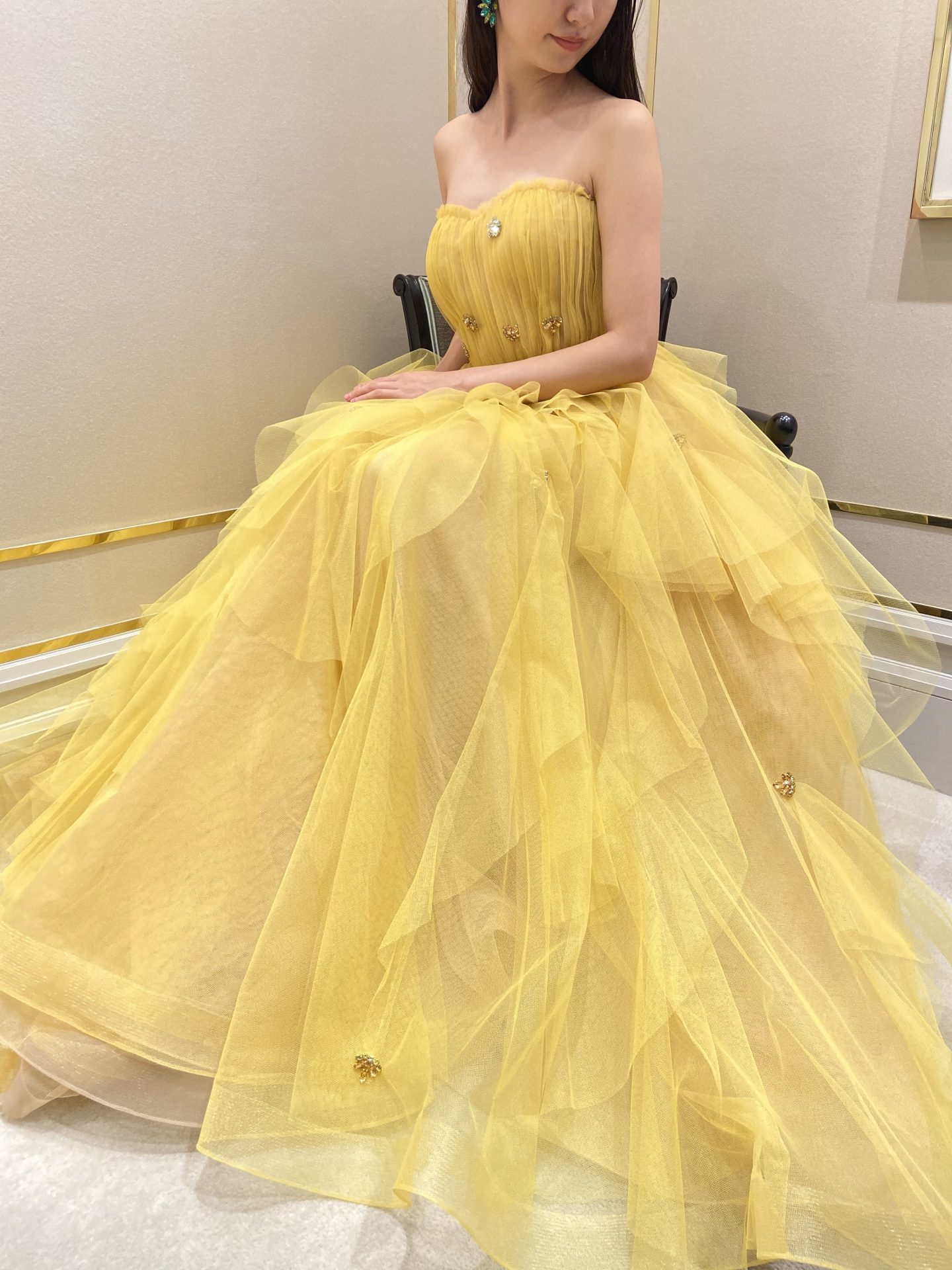 リーム・アクラからザ・トリートドレッシングに入荷した新作のビジューが綺麗な黄色いカラードレス