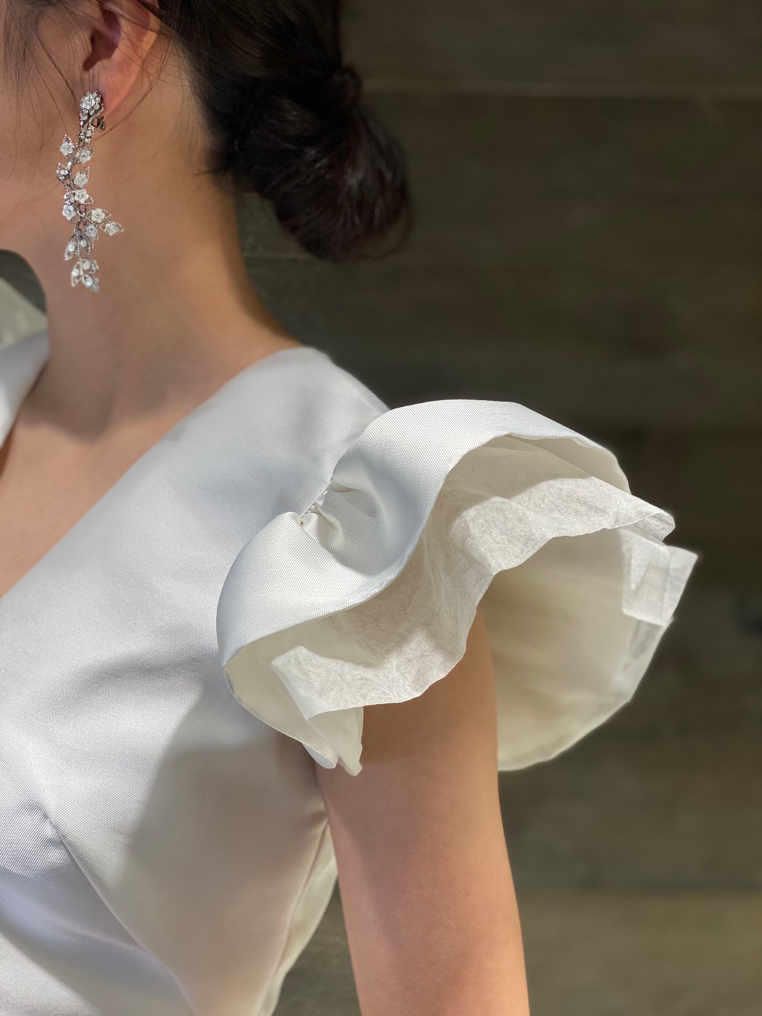 ハーフペニー・ロンドンのウェディングドレスに合う新作のリーフと花モチーフのイヤリング