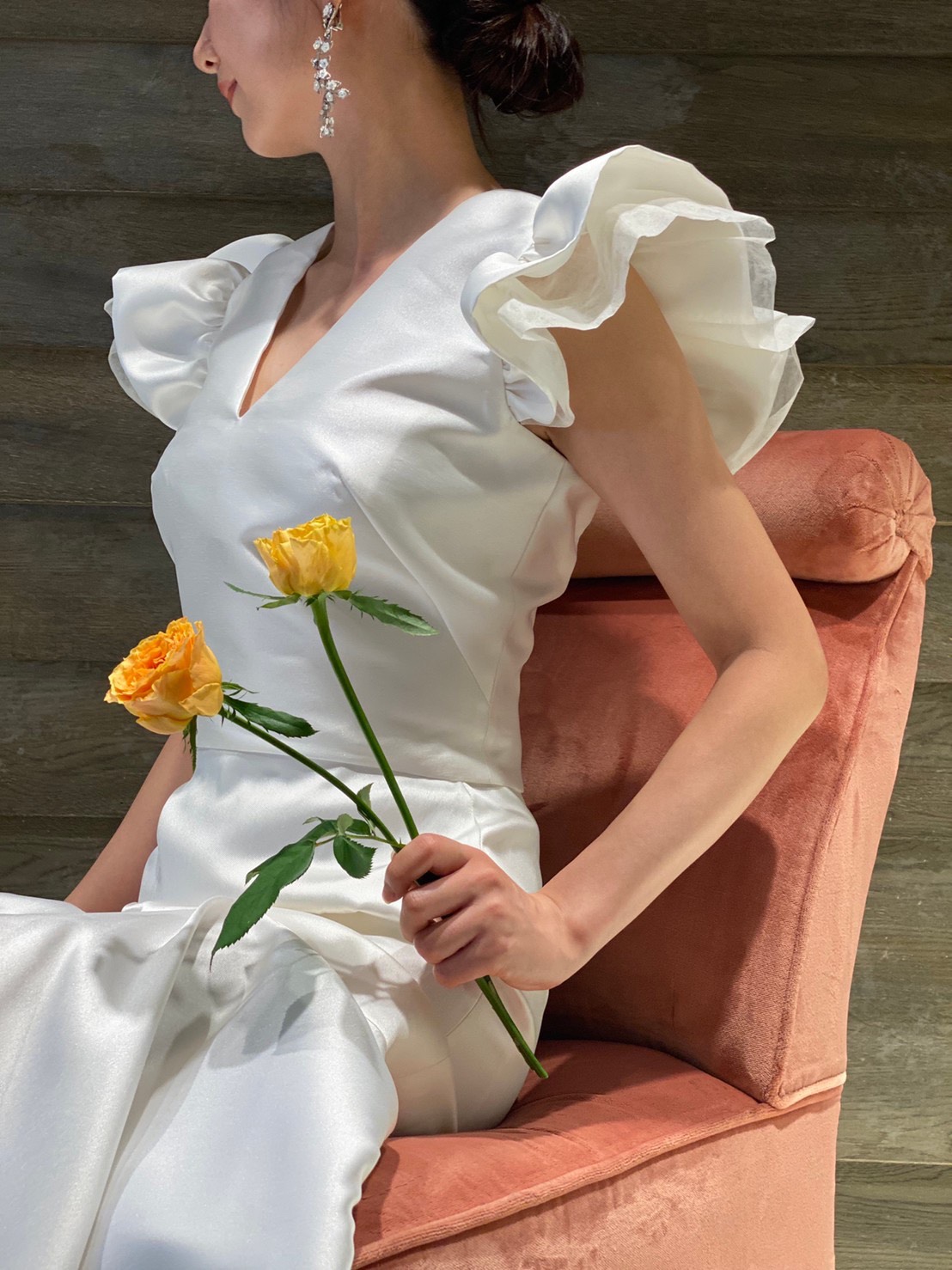 鶴見ノ森迎賓館の太陽が差し込むチャペルに合う新作のセパレートのモダンなウェディングドレス