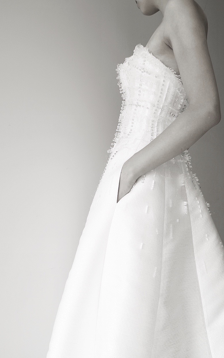 ヴィクターアンドロルフマリアージュのクラシカルさとモダンなデザインのインポートウエディングドレス