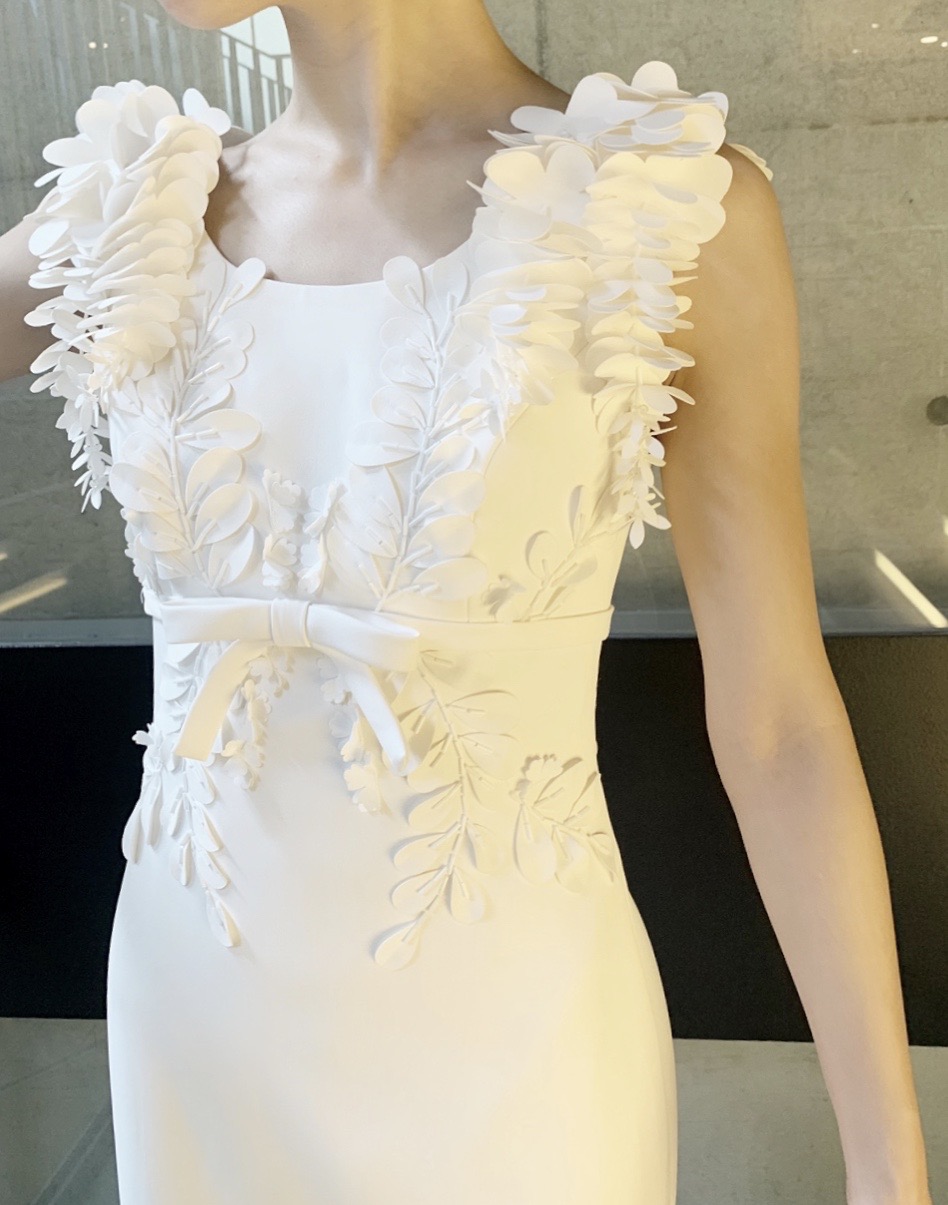３Dフラワーのモチーフが施されたファッショナブルで個性的なビクターアンドロルフマリアージュのスレンダーラインのウエディングドレス