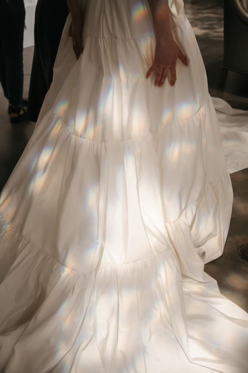 AMSALE(アムサーラ)の新作ウェディングドレスをご紹介します。AMSALE（アムサーラ）からトリートアディション店入荷したウェディングドレスは、AW2020collectionからふんわりと広がるAラインのティアードデザインのスカートのウェディングドレスです。