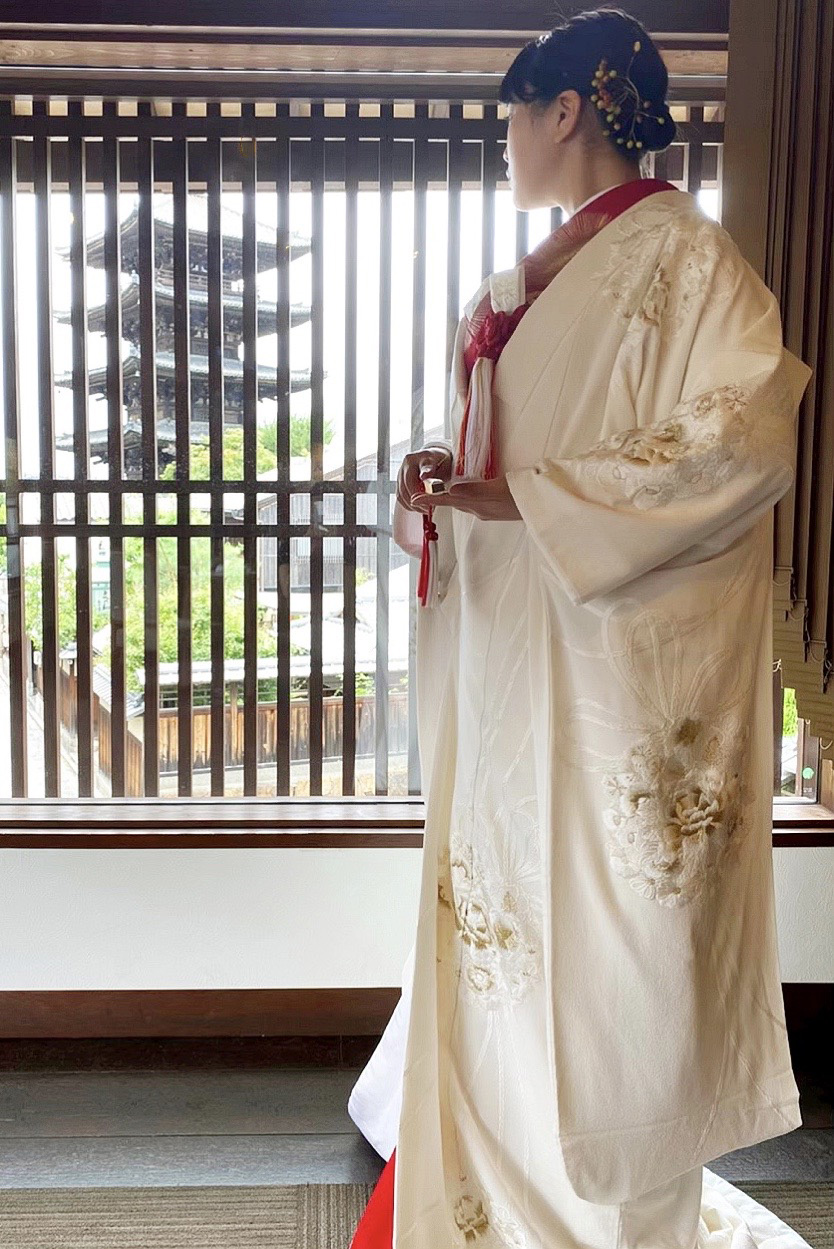 京都東山の和装が合う結婚式会場THE SODOH HIGASHIYAMA KYOTOのTHE YASAKAの披露宴会場に合わせた白無垢と赤掛下のコーディネートのご紹介