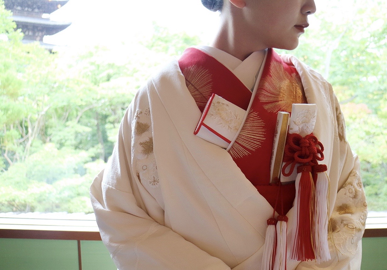 ザ・トリート・ドレッシング京都店にてお取り扱いをしている金刺繍の白無垢と赤掛下のコーディネート