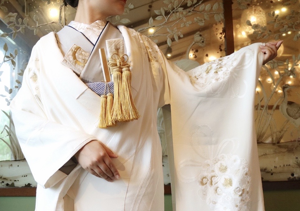 ザ・トリート・ドレッシング京都店の提携会場THE SODOH HIGASHIYAMA KYOTOのTHE PAGODAの披露宴会場に合わせた 灰色の掛下と金色の小物を合わせたモダンな白無垢のコーディネート
