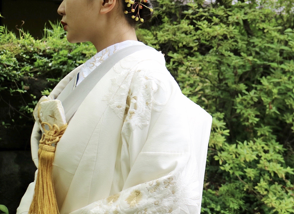 京都の和装が映える結婚式会場ザ ソウドウ ヒガシヤマ キョウトの自然豊かな庭園に合うザ・トリート・ドレッシングにてお取り扱いをしている白無垢のモダンなコーディネート