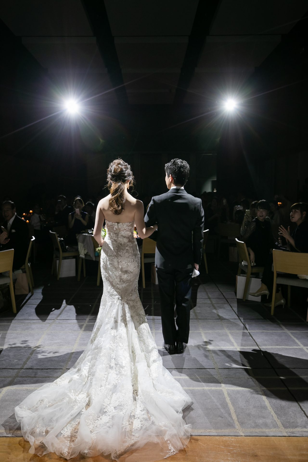 お洒落な花嫁様に人気の会場、アンダーズ東京での結婚式でお色直しの１着として選ばれたのは、海外のトップブランド モニーク・ルイリエならではの繊細な金刺繍が美しいマーメイドラインのウェディングドレス