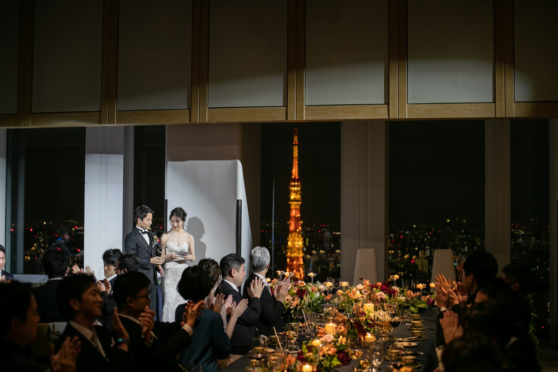 THETREATDRESSING（ザ・トリート・ドレッシング）では東京タワーを望むアンダーズ東京でのナイトウェディングにもったりな刺繍の美しいモニークルイリエのマーメイドラインのウェディングドレスをご紹介しています