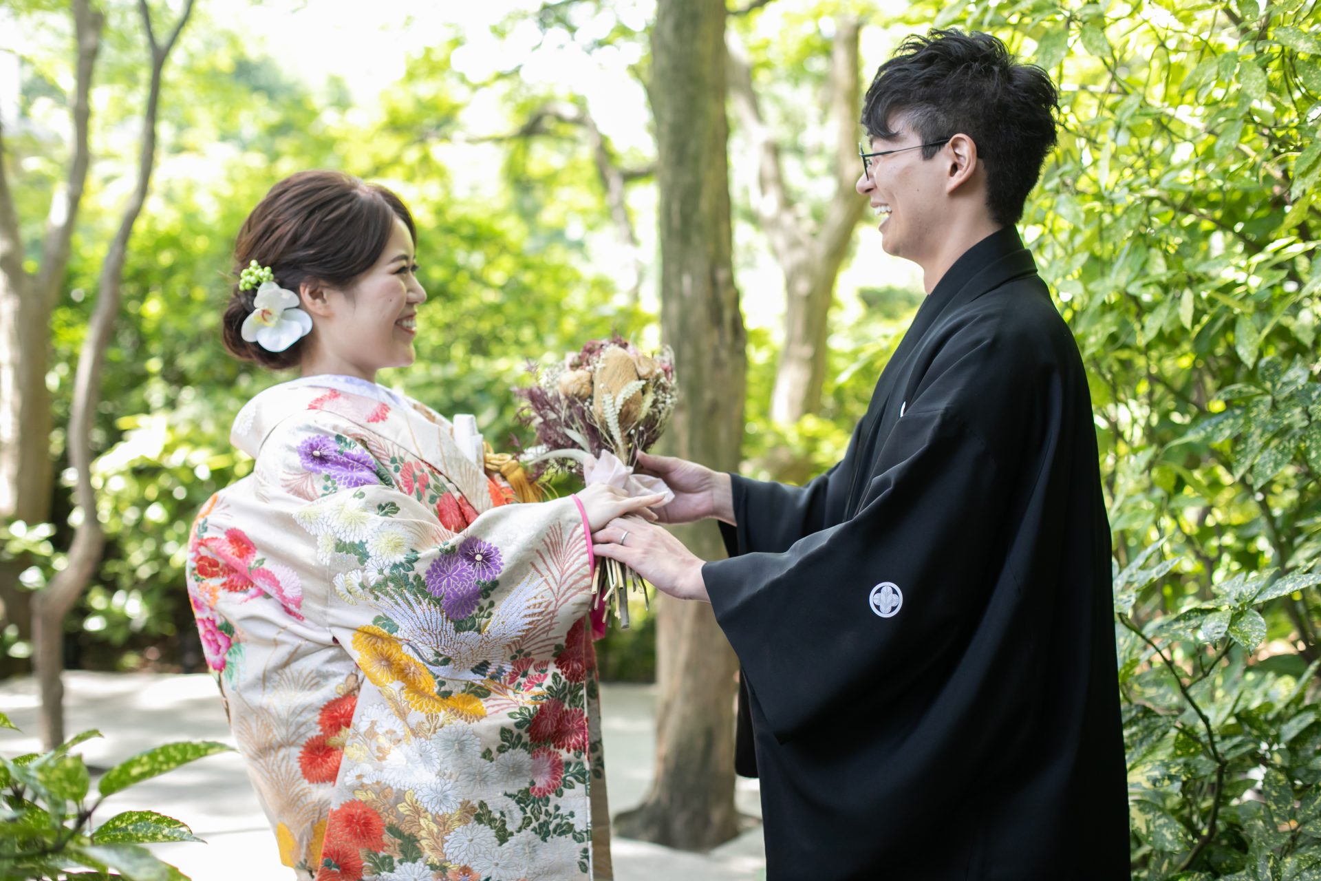 THE TREAT DRESSING大阪店で選ばれた色打掛と紋付袴が会場の木々たっぷりの背景にも映えるお衣裳