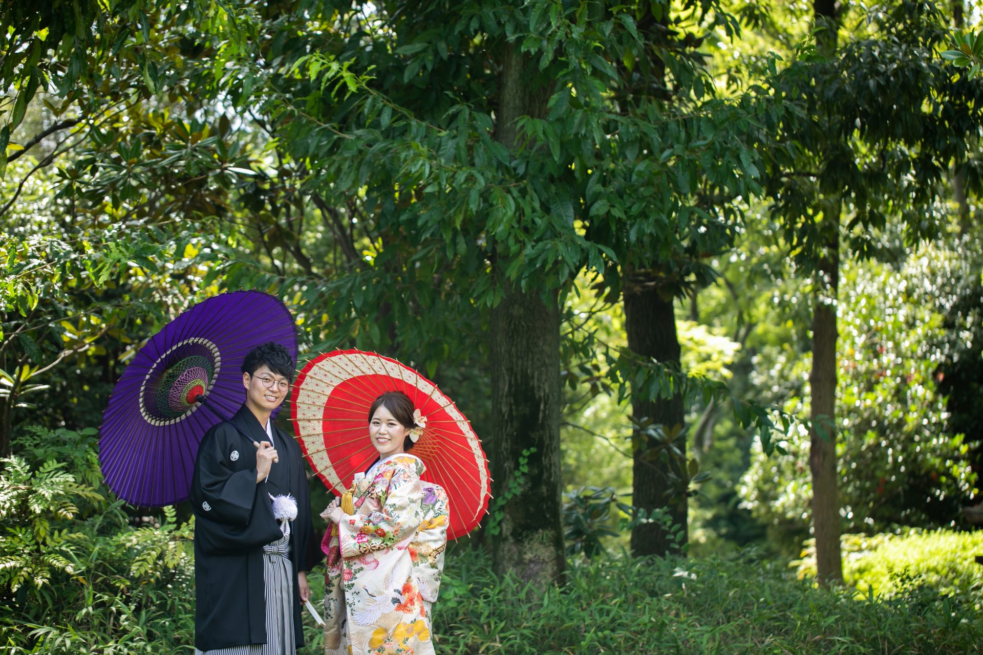 お二人で傘を使用し和装ならではの写真が自然たっぷりな会場に合う前撮りの写真