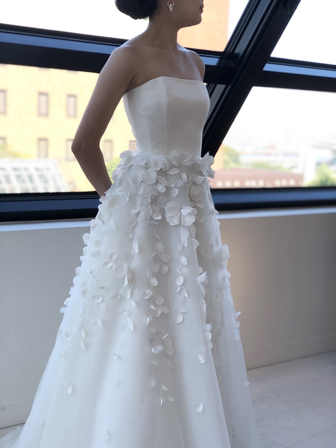 横浜の結婚式場に映えるチュール素材のAラインウェディングドレス