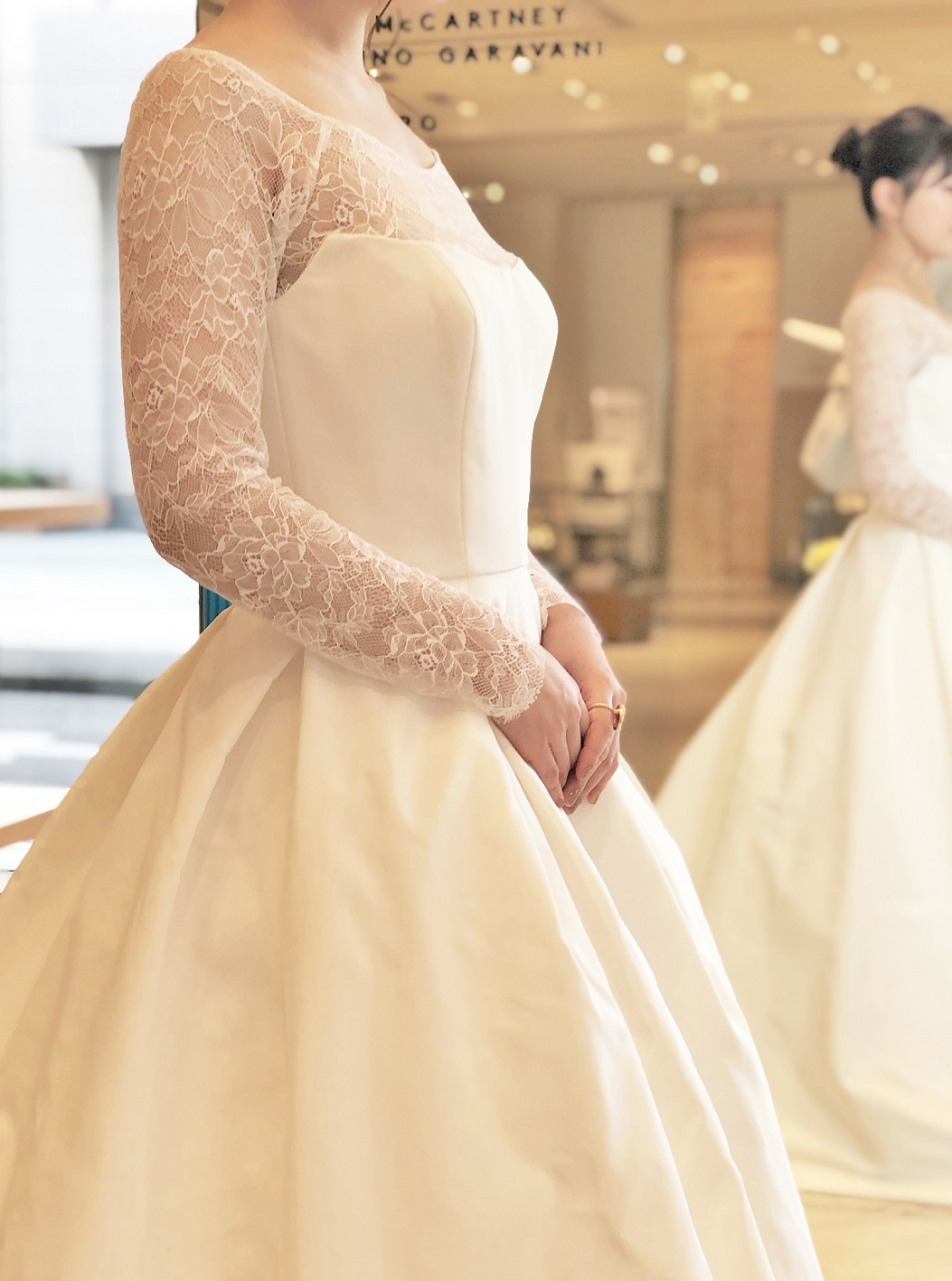 ロングスリーブデザインが魅力的なアムサーラのレンタルウェディングドレスは横浜みなとみらいの結婚式にぴったり