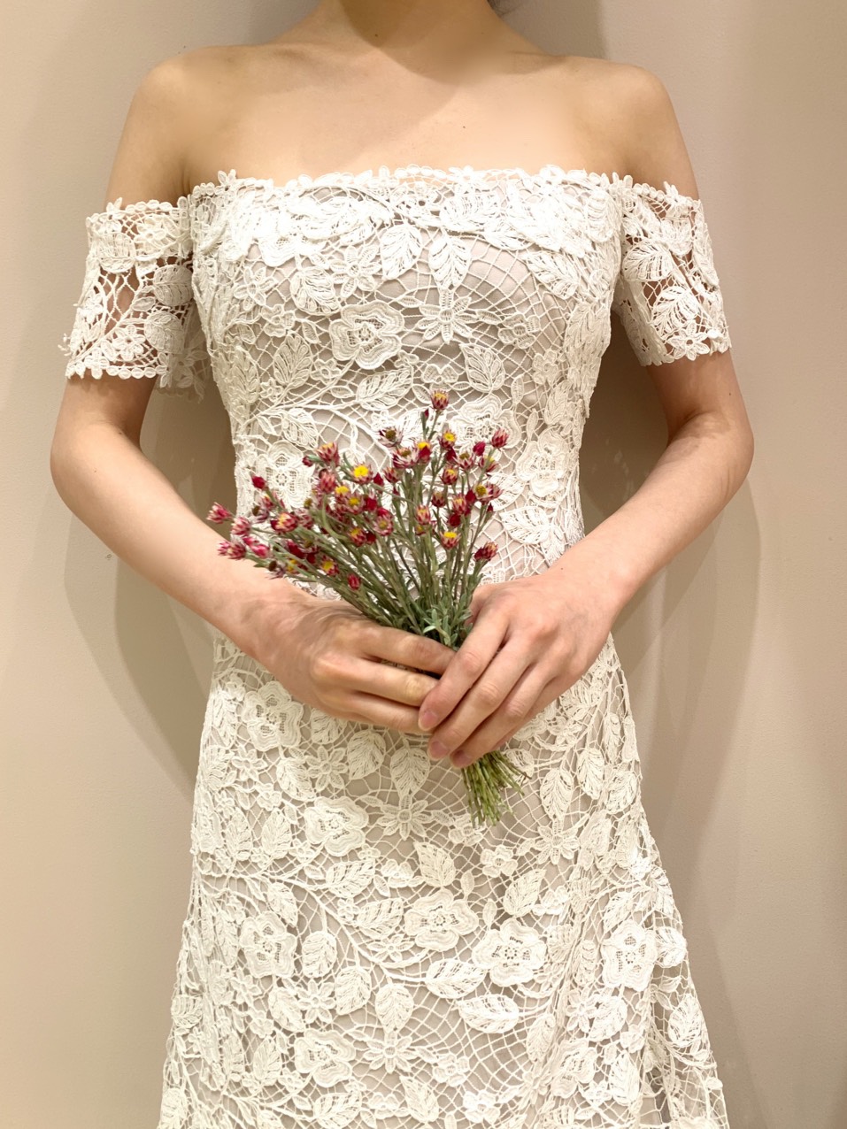 デコルテラインを美しく見せるレラ・ローズのオフショルダーのドレス