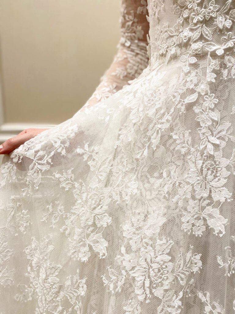 オリエンタルホテルでお式を挙げられる花嫁様におすすめのアントニオリーヴァの新作ボリュームレースのドレス