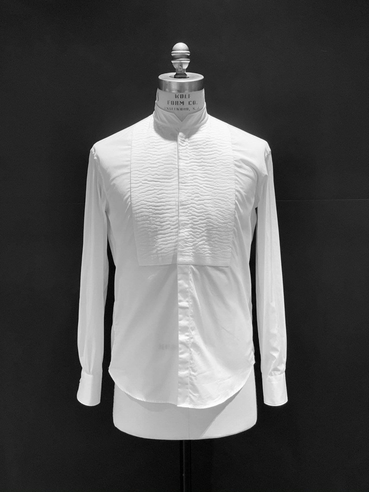 タキシードをお取り扱いする大阪のTHE TREAT DRESSING（ザ・トリートドレッシング）OSAKA店がセレクトしたフランスのドレスシャツブランド、ブリエンヌ パリ・ディス（Bourrienne ParisX）は細かなプリーツが施された上品なフランス製の白のドレスシャツです。