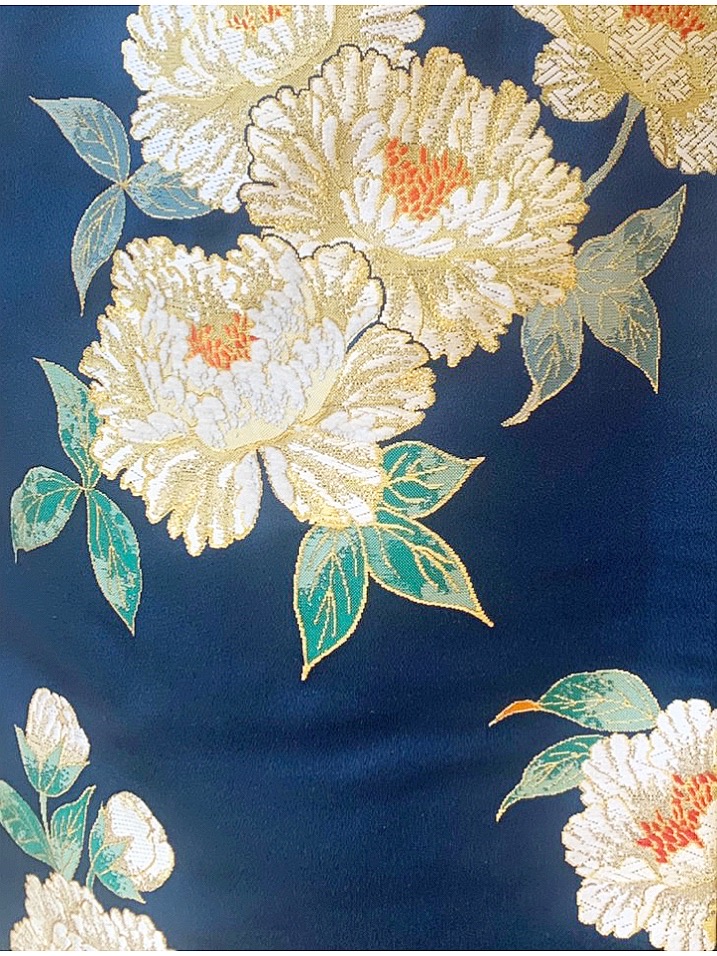 ザ・トリート・ドレッシング京都店にてお取り扱いをしている牡丹の刺繍が施された紺色の上品でモダンな色打掛のご紹介