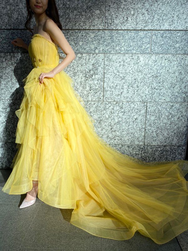 トリートドレッシングで人気のイエローのカラードレスはリームアクラのチュールのドレス