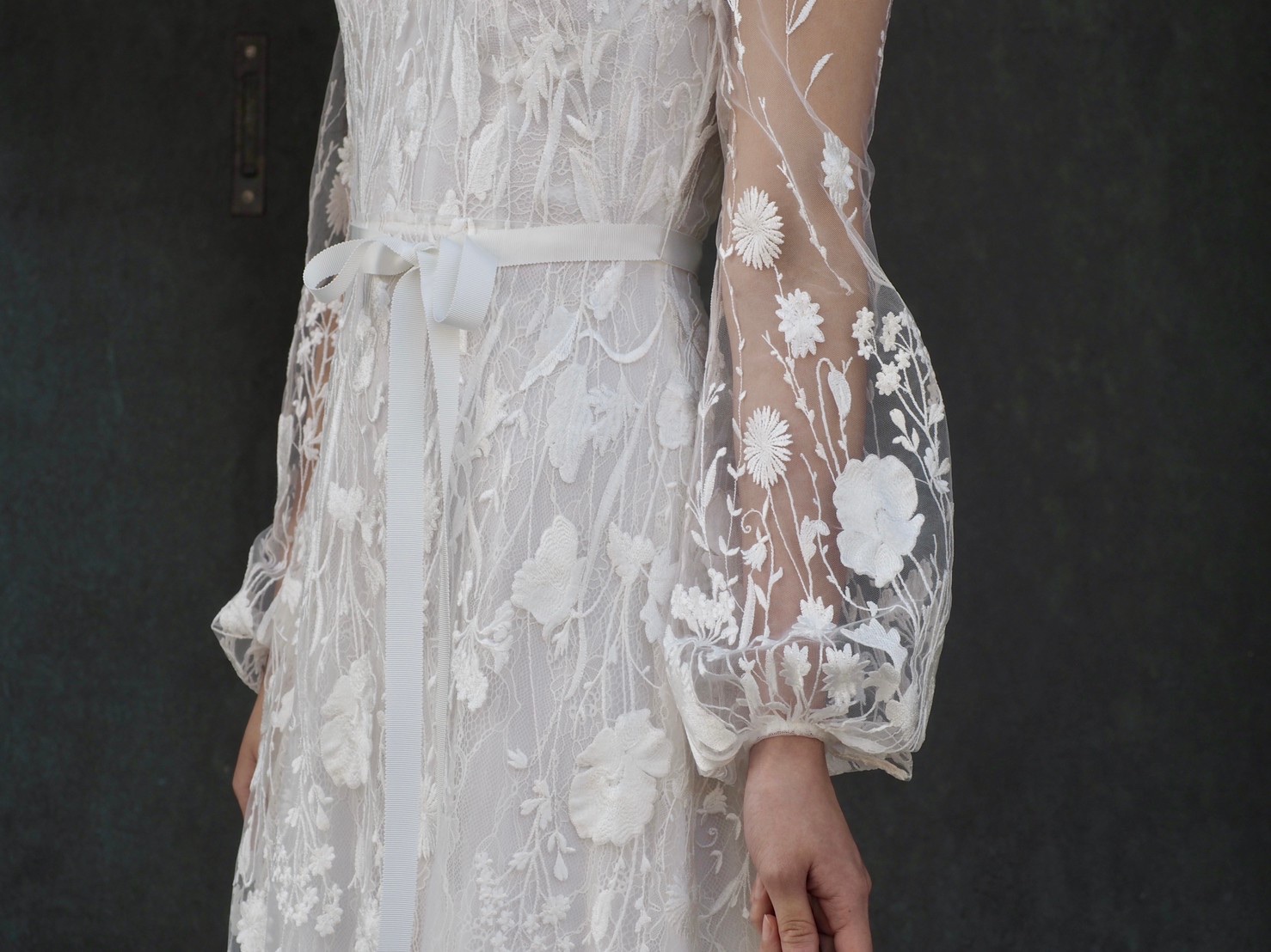 THE TREAT DRESSING神戸店にてお取り扱いのある丸みを帯びたパフスリーブが柔らかな印象のナイーム・カーンのウェディングドレス