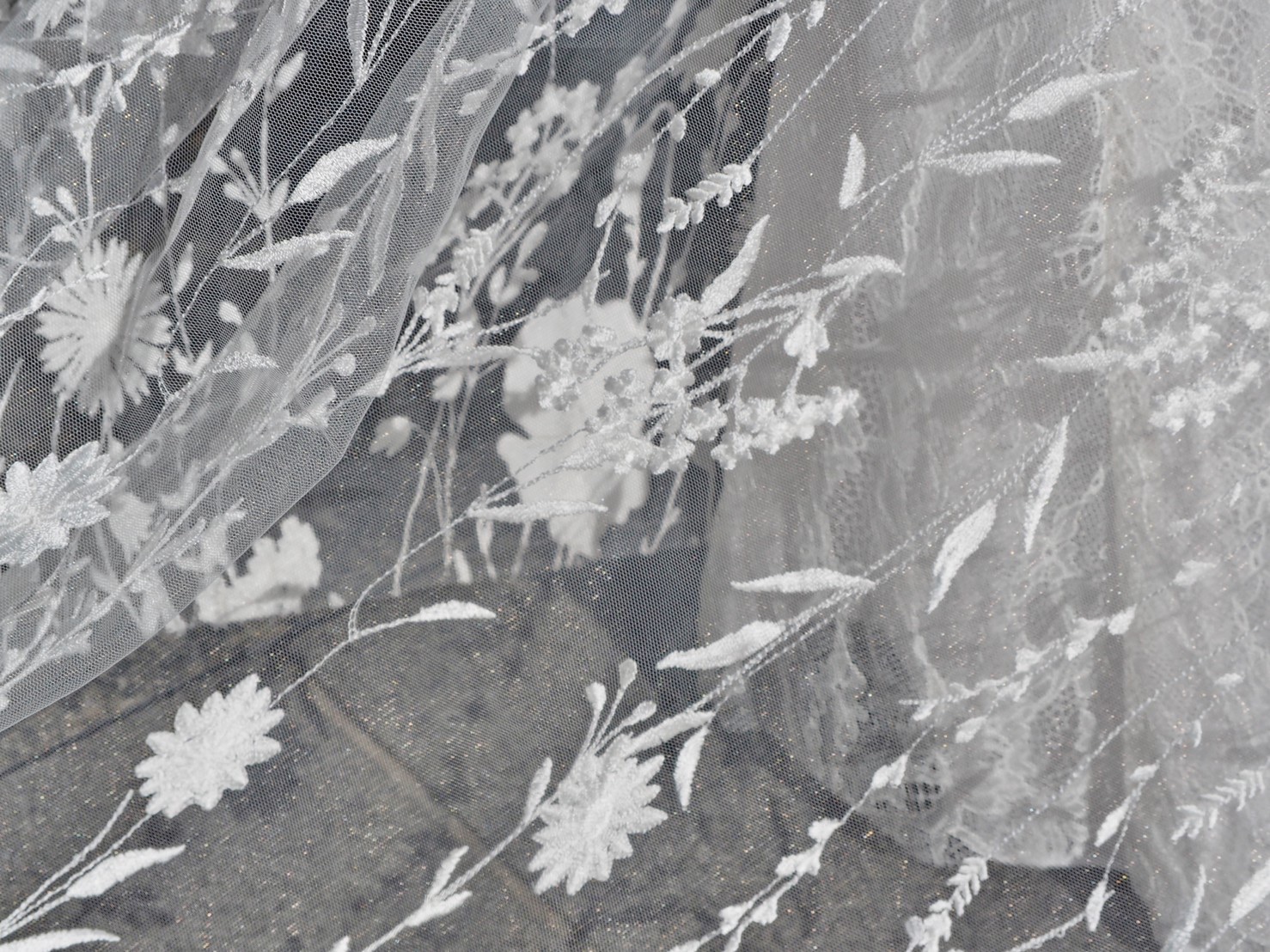 THE TREAT DRESSING神戸店がおススメする手刺繍で丁寧に描かれたフラワーモチーフのナイーム・カーンのウェディングドレス