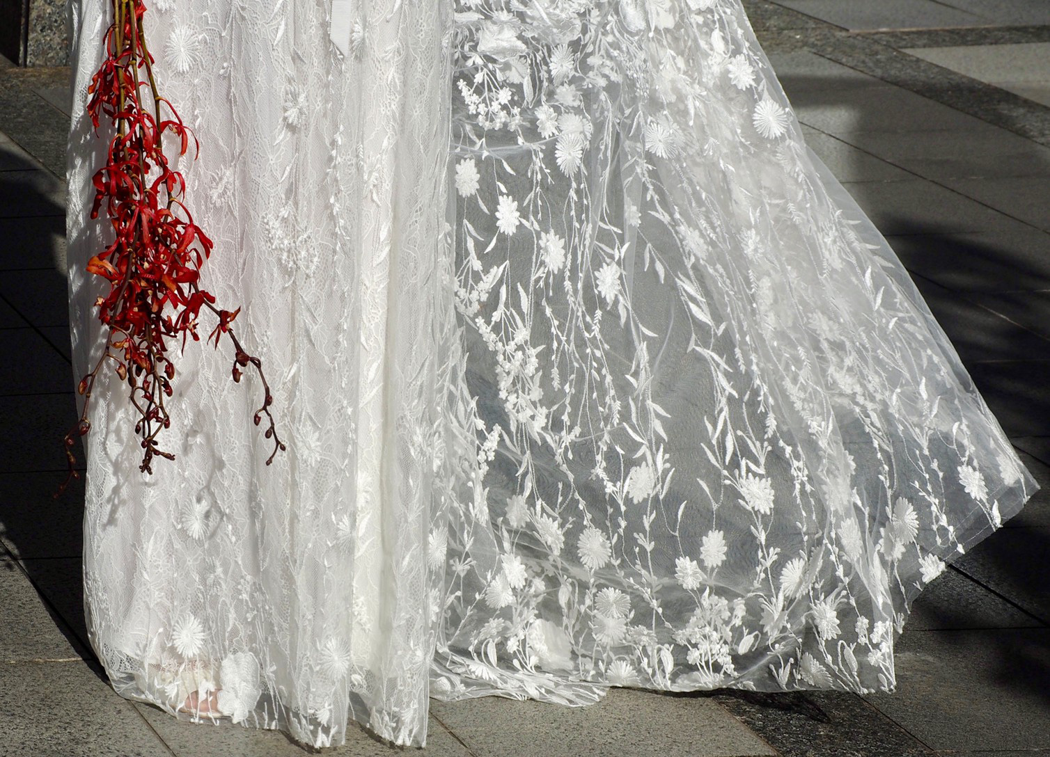THE TREAT DRESSING神戸店にてお取り扱いのあるチュールが軽やかなナイーム・カーンのウェディングドレスのご紹介。