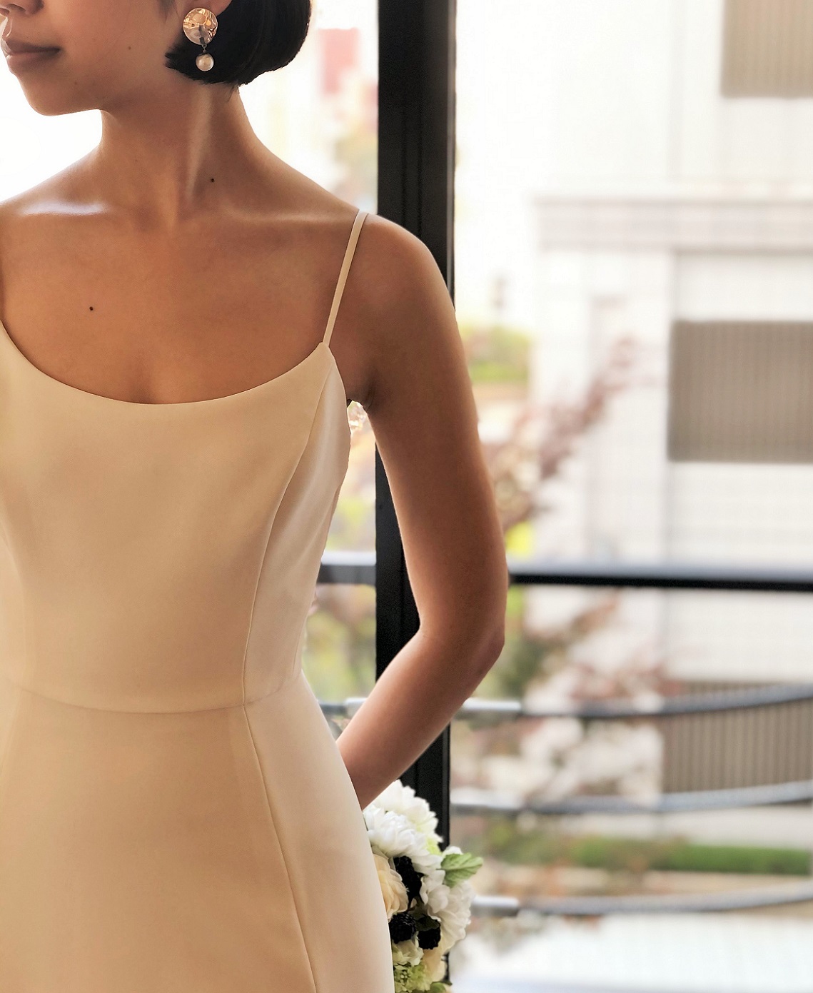 滑らかなシルククレープ生地のシンプルなスレンダーラインのレンタルウェディングドレスはバーニーズニューヨーク横浜店でも人気の1着です。