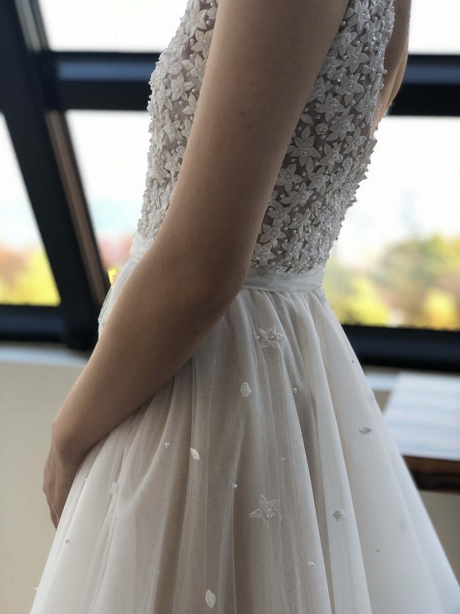 お花の刺繍が上半身全体に施されたReem Acra(リーム・アクラ）のドレスはおしゃれな花嫁さまにおすすめ