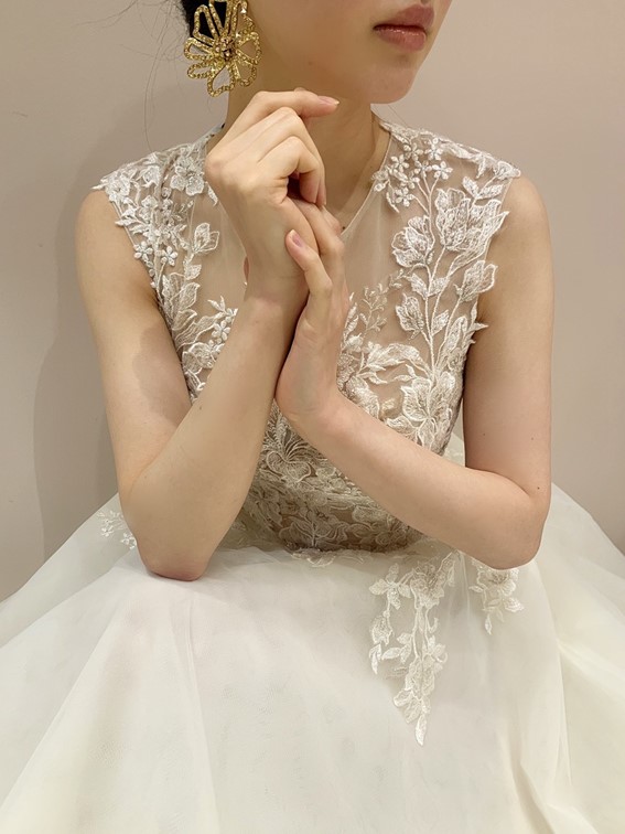THE TREAT DRESSING（ザ・トリート・ドレッシング）京都店にてお取り扱いをしている胸元の刺繍が華やかなBLISS　Monique　Lhuillier（ブリス・モニーク・ルイリエ）のドレスと大ぶりなイヤリングのコーディネート