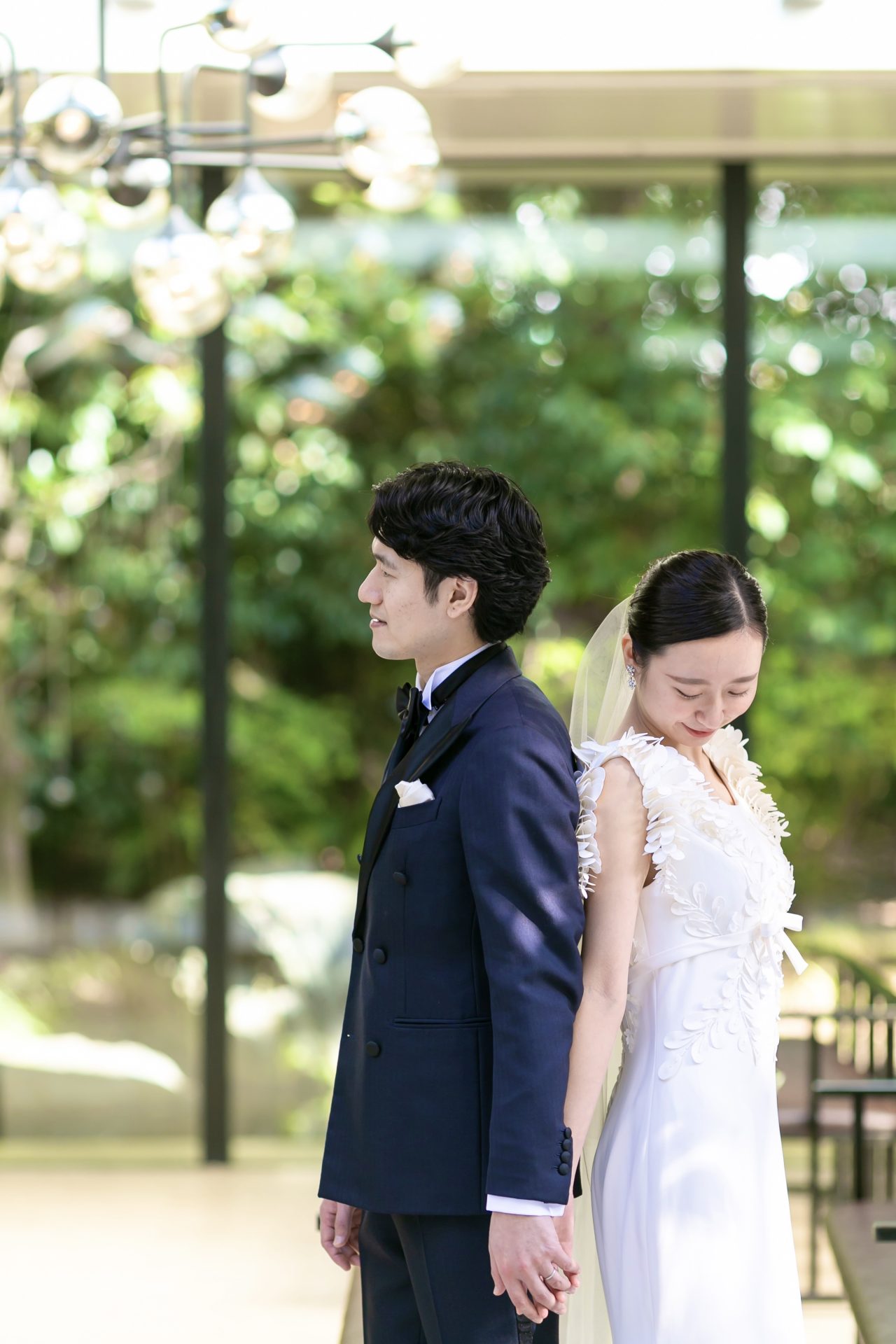 モダンでおしゃれなウェディングドレスのコーディネートを自然溢れる大阪の結婚式会場に合わせご紹介