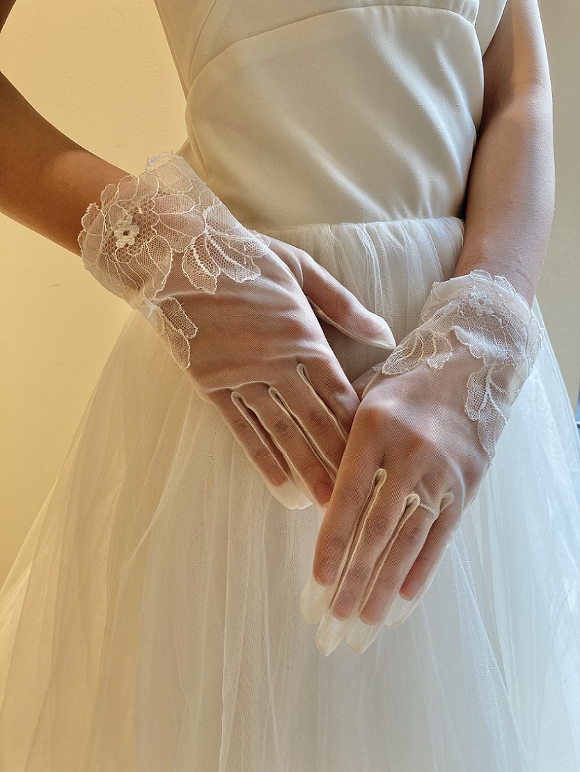 お花モチーフレースのグローブにはシンプルなレンタルウェディングドレスのコーディネートがバーニーズニューヨーク横浜店お勧めのコーディネートです。