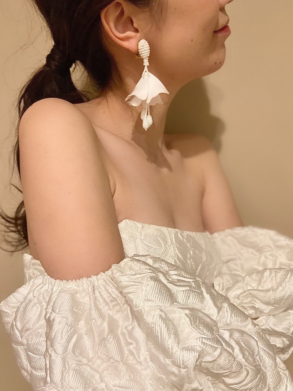 真っ白なウエディングドレスにトーンを合わせたキャッチーなイヤリングは、お顔周りをより華やかな印象に