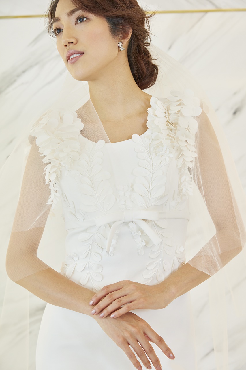 望月芹名さんが着ているドレスは３Dの藤の花のモチーフが付いたヴィクター＆ロルフ・マリアージュの白いウェディングドレスドレス