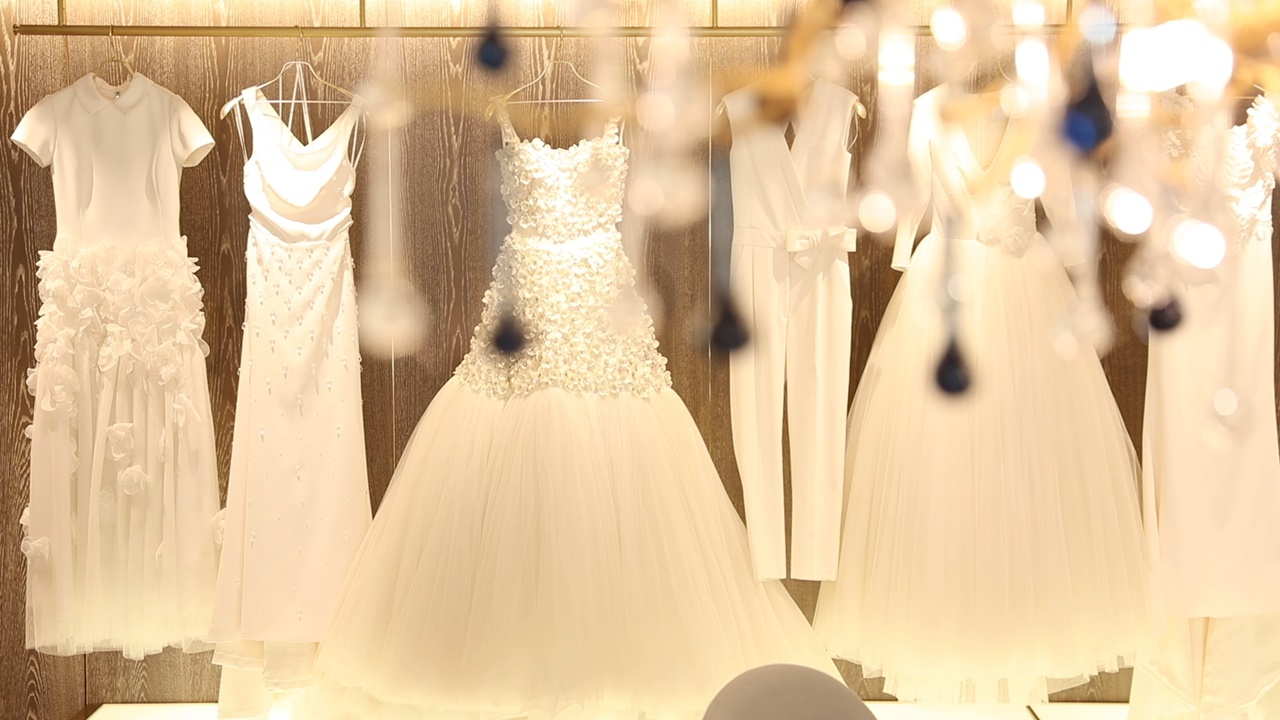 ヴィクター＆ロルフ・マリアージュの白いウェディングドレスが何着も飾られた店内