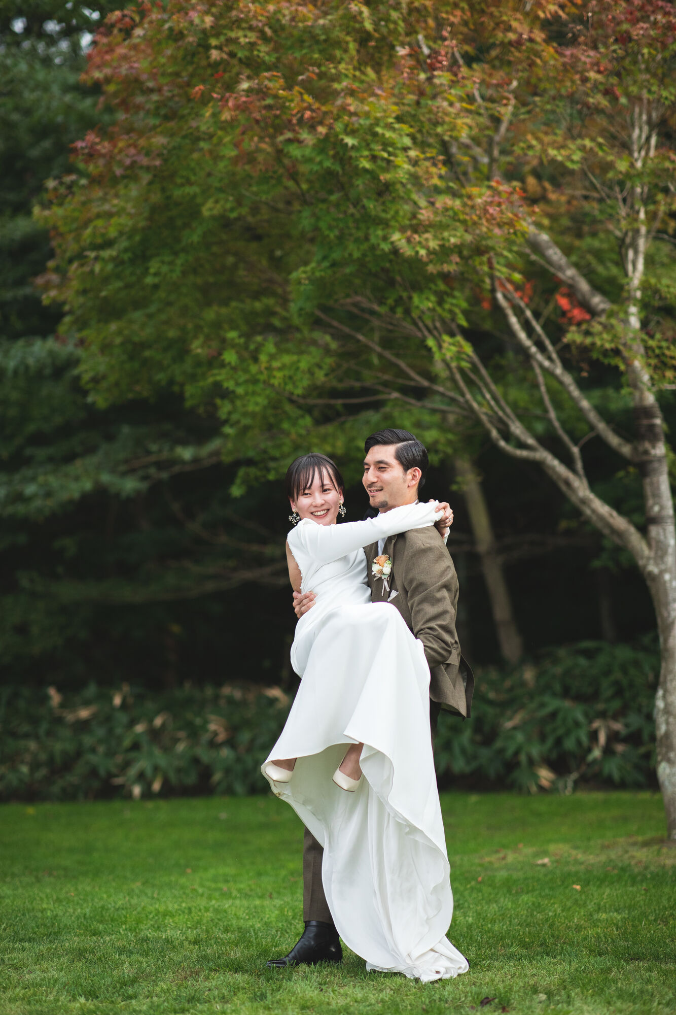 軽井沢にぴったりのレラローズのスレンダーラインのウェディングドレスとおしゃれなタキシードを着たご新郎ご新婦様。