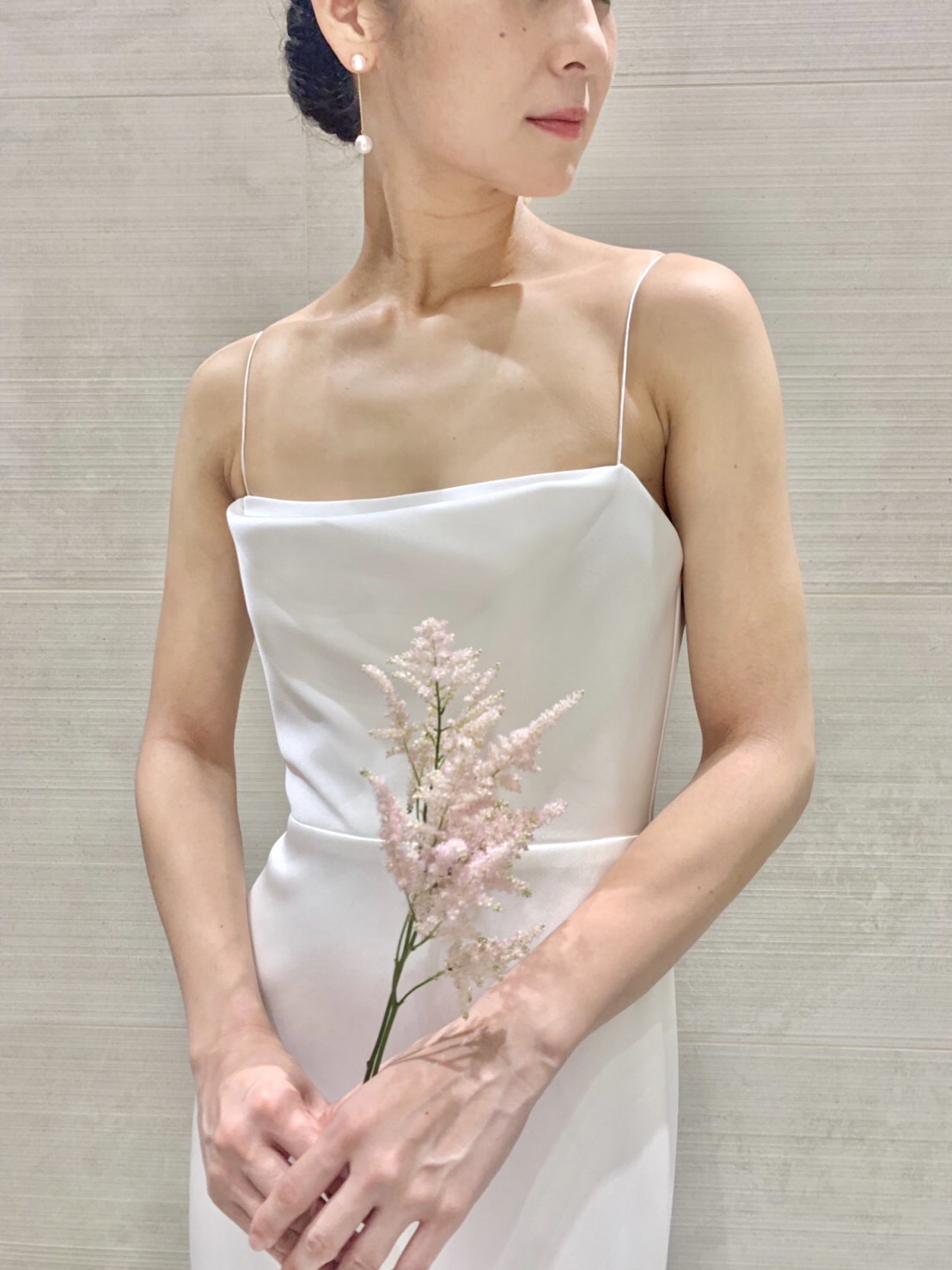 Lela Rose（レラ・ローズ）のシンプルを追求したサテンクレープが美しいウェディングドレス