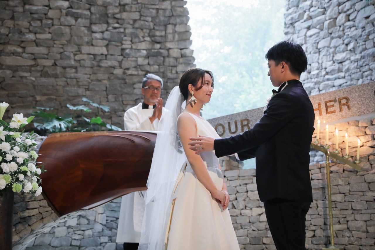 軽井沢石の教会で過ごすアットホームなリゾート婚をTHE TREAT DRESSINGのウェディングドレスで叶えたお二人