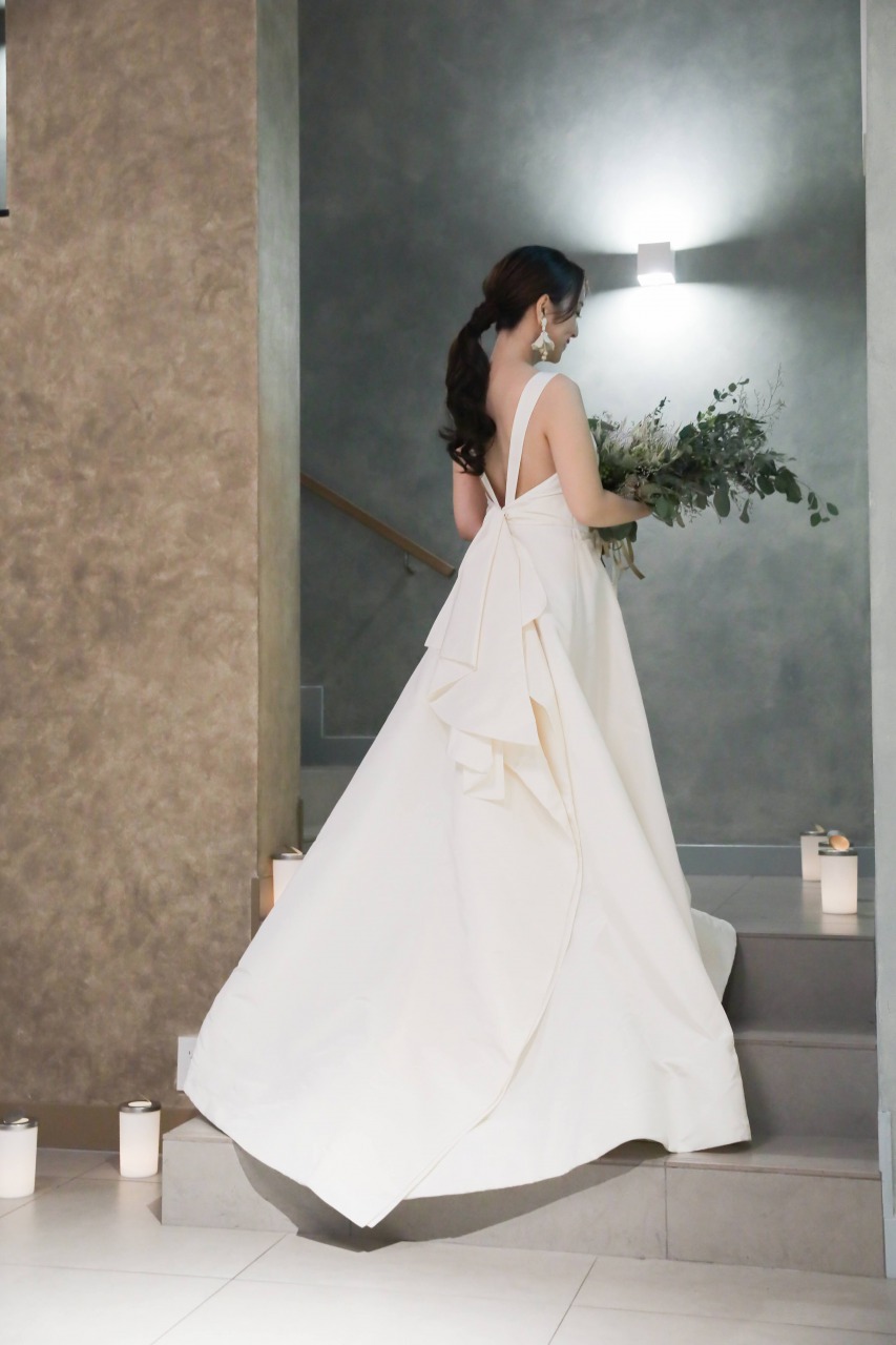 花嫁に人気のOscar de la Renta（オスカーデラレンタ）のウェディングドレスのバックスタイル