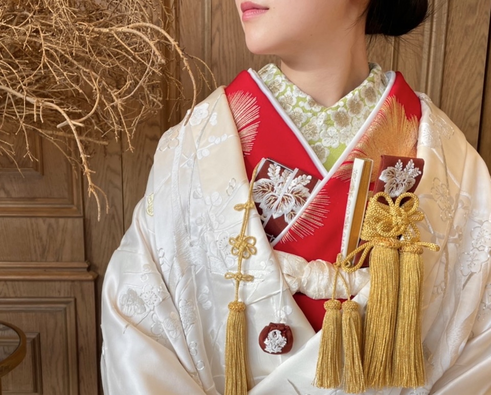 THE TREAT DRESSING名古屋店で人気の赤の掛下を入れた白無垢のコーディネート